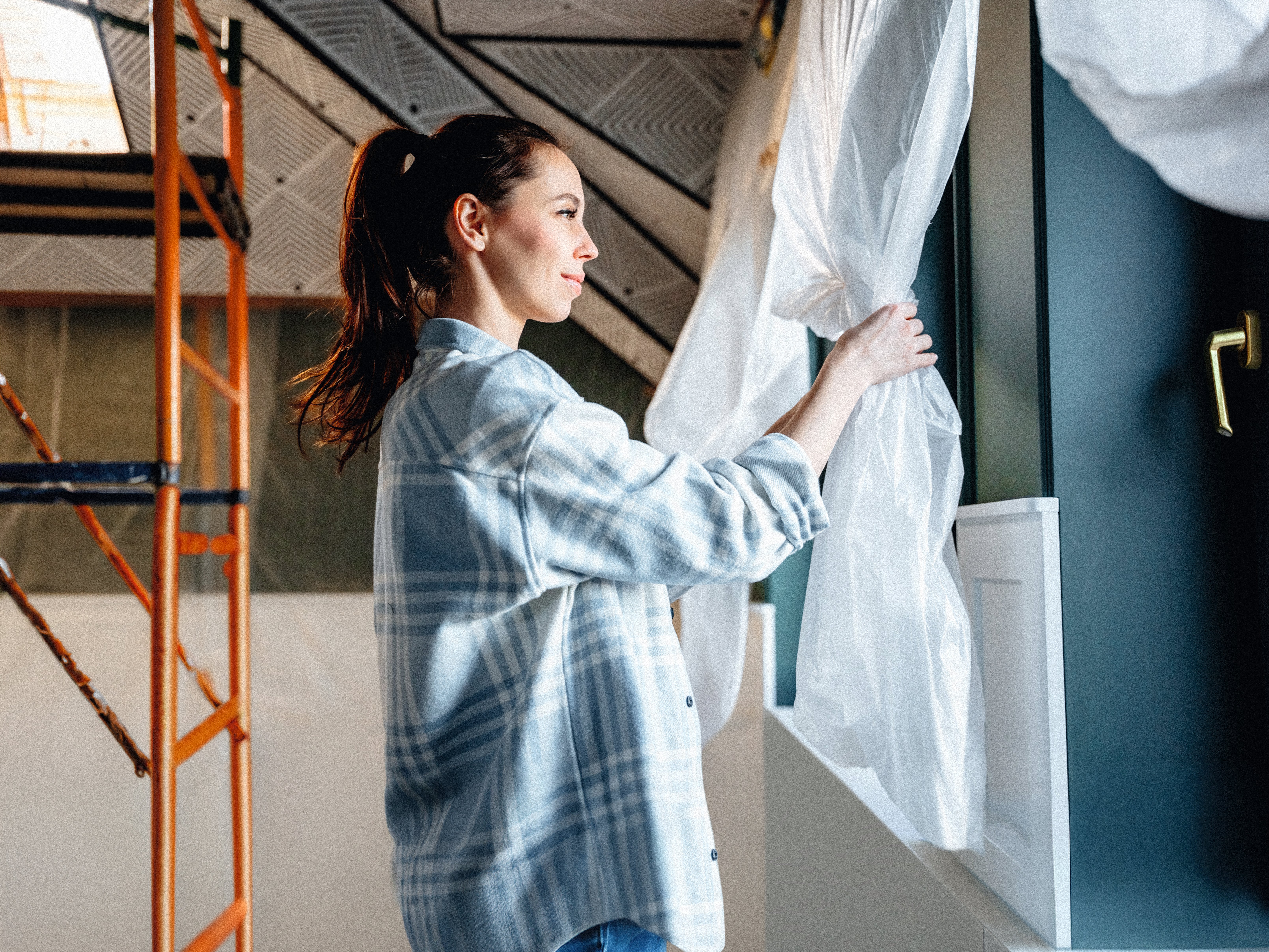 Frau renoviert Wohnung