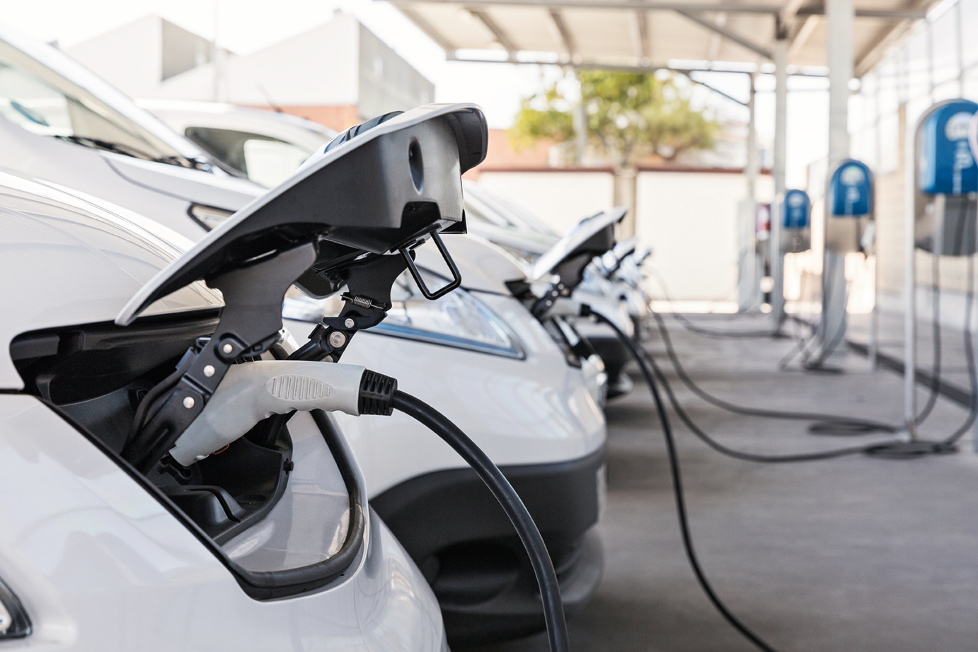 E Autos laden an einer Ladesäule